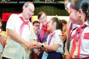 Học sinh 'sợ' nhà vệ sinh ở trường, nhịn tới lúc về nhà