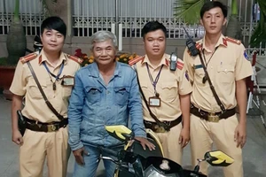 Đẩy xe ăn trộm trên đường, bị CSGT quận 12 'vịn'