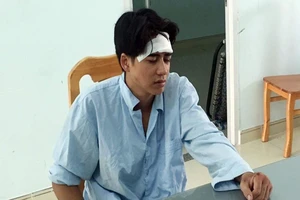 CSGT ở TP.HCM bị người vi phạm tông chấn thương 