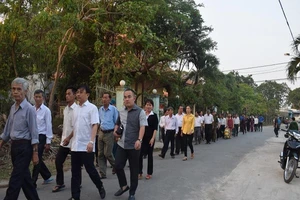 Dòng người vẫn đổ về viếng và tiễn bác Sáu Khải