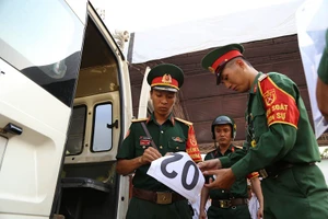 Xe tang vào đón linh cữu cố Thủ tướng Phan Văn Khải