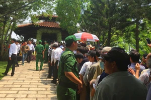 Người dân xếp hàng viếng mộ bác Sáu Khải, sau an táng