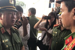 Cháy chung cư Carina: Ai chèn gạch ở cửa ngăn cháy?