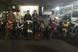 Phát hiện CSGT mật phục, hàng trăm quái xế bỏ chạy