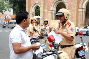  CSGT có được đi ngược chiều, vượt đèn đỏ?