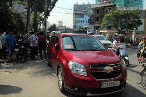 Quận 1 tái xử lý vỉa hè, xử ngay xe 'Bộ Công an' trước Từ Dũ