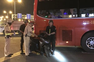 Bất chấp CSGT, xe khách ôm cua đè bẹp thanh niên đi xe máy
