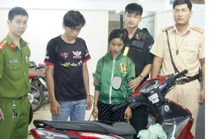 CSGT chặn giữ đôi nam nữ cướp giật chạy từ quận 4 sang quận 1