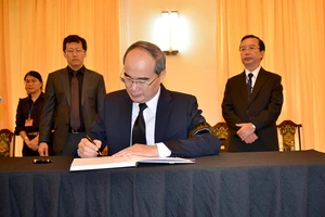 Dòng người vào viếng nguyên Tổng Bí thư Đỗ Mười tại TP.HCM