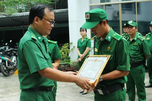 Tuyên dương 2 ‘áo xanh’ có hành vi đẹp ở khu trung tâm TP.HCM