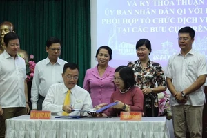 Người dân đến bưu điện xin cấp phép xây dựng ở quận 1