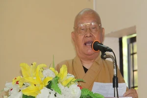 'Sao cán bộ bán chổi đót giàu, còn dân cũng bán chổi mà nghèo'