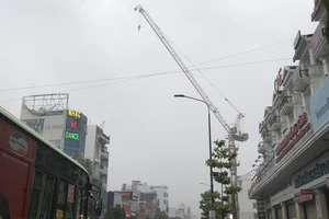  TP.HCM: Cần cẩu 20m vắt vẻo ngang đường giữa trời mưa lớn