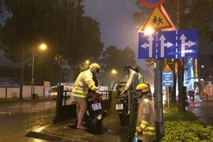 TP.HCM: CSGT rải quân toàn thành phố cứu nguy điểm ngập