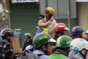 Những câu chuyện đẹp khi Sài Gòn mưa to, ngập nước