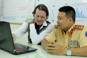 Cuộc gặp xúc động của anh CSGT bắt cướp và nhiếp ảnh gia