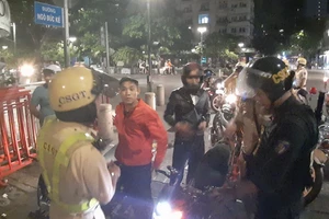 CSGT TP.HCM tạm giữ hàng chục xe máy đi 'bão' đêm 3-12