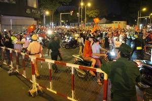 CSGT “tung” hàng rào sắt chặn dòng bão sau trận thắng của VN