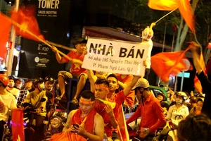 Những biển hiệu “lạc loài” trong cuộc bão “Việt Nam vô địch“