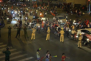 Cảnh sát dàn vòng cung chặn dòng xe đi bão