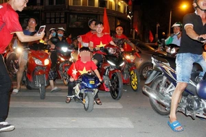 CSGT TP.HCM nhắc nhở 'tài xế nhí' lái moto mini đi 'bão'