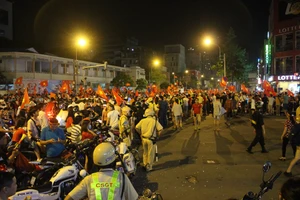  Hàng ngàn người kẹt cứng tại trung tâm TP.HCM vì... 'bão' 