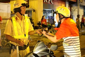 Theo chân cảnh sát trắng đêm xử lý người đi 'bão' quá khích