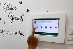 Tham quan toilet '5 sao' tại UBND quận 12