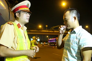 CSGT TP.HCM ra quân test ma túy tài xế bằng que thử nước bọt
