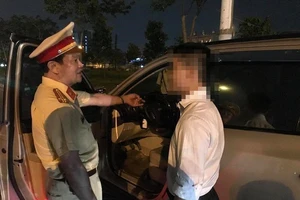 Tài xế 'xỉn' không chịu kí vào biên bản CSGT Rạch Chiếc