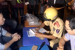 Ông Khuất Việt Hùng thị sát việc kiểm tra tài xế… xỉn ở TP.HCM