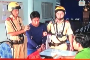 Cảnh sát quận 12 bắn 3 phát chỉ thiên để bắt tên cướp