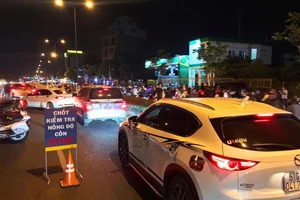 Thấy CSGT kiểm tra cồn, tài xế dùng chiêu đổi tài, uống nước