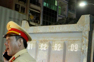 Xe ben làm rơi bùn đất xuống đường, bị CSGT phạt 2 triệu đồng