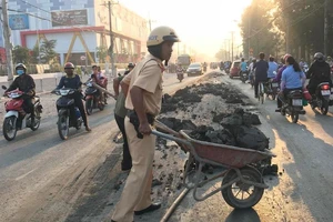 CSGT 'khổ' vì xe ben làm rơi bùn, đá rồi 'tẩu thoát'