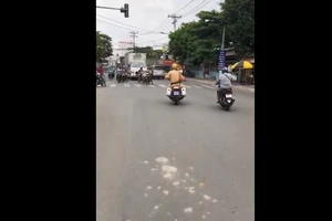 Mô tô CSGT chết máy khi rượt đuổi ô tô ‘điên’ 