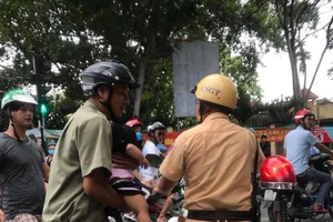 CSGT năn nỉ người cha để đưa bé gái đi cấp cứu sau tai nạn