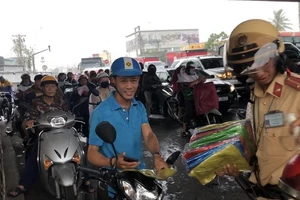 CSGT chỉ người dân cách đi xe an toàn trong mùa mưa