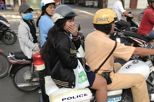 CSGT đưa đón sĩ tử trong mùa thi tốt nghiệp THPT