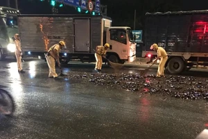 Mảnh vỡ chai bia la liệt trên quốc lộ 