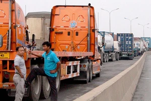 CSGT 'nhức đầu' vì xe container cũng… chết máy