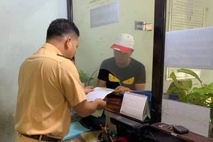 CSGT làm đêm để giải quyết hồ sơ trước Tết cho dân 