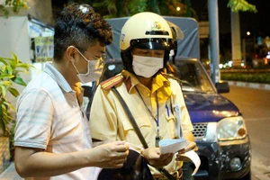 Theo chân CSGT TP.HCM kiểm tra nồng độ cồn 'thời Corona'