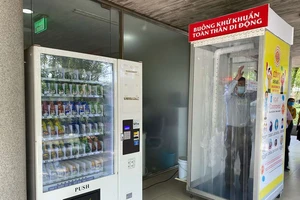 Quận 12 lắp buồng khử khuẩn cho dân đến liên hệ
