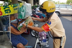 TP.HCM: CSGT tặng quà cho người nghèo bị ảnh hưởng COVID-19