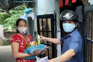 Hàng ngàn người bán vé số, khó khăn được hỗ trợ