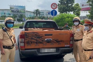 TP.HCM: CSGT phát hiện 10.000 khẩu trang không rõ nguồn gốc