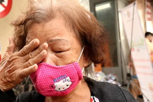 Nhiều người xúc động khi được CSGT TP.HCM tặng quà