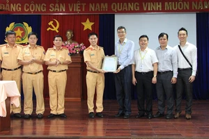 CSGT mất 10 phút đưa lá gan từ Tân Sơn Nhất đến BV Y Dược