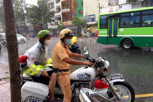 CSGT nhường áo mưa, chở thí sinh đến điểm thi